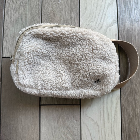 Lululemon Athletica Cream Cosmetic Bag for Elegant Storage - Picture 1 of 5